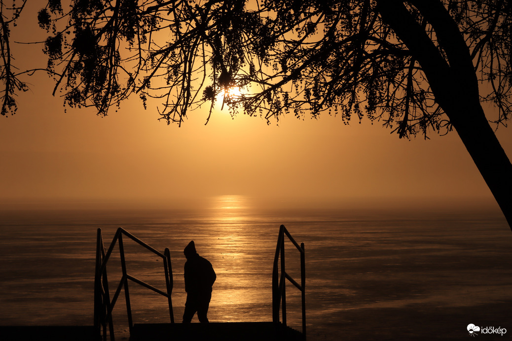 KÖDÖS NAPLEMENTE FÉNYEI