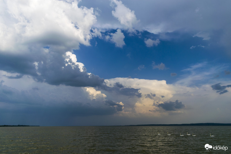 Tegnap a hattyúkból álló viharvadász csapat felderítette a Keszthelytől DK-re vonuló zivatarokat