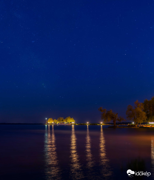 Halvány Tejút a keszthelyi móló felett