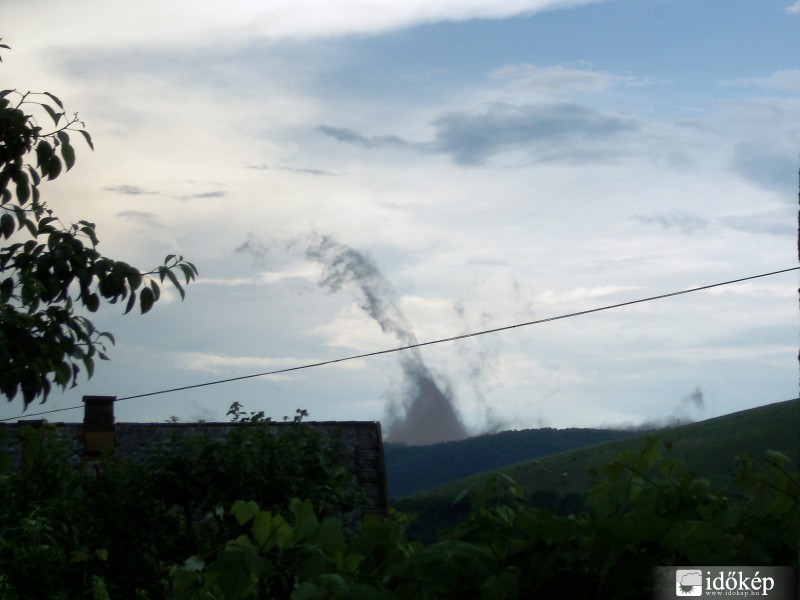 Hegycsúcsot súroló érdekes képződmény 2011 nyarán Borsodnádasd-Szentdomonkos közötti hegycsúcsot nézve