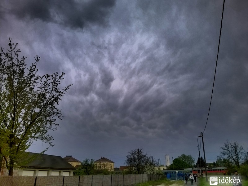 Mammák a vonuló záporból Füzesabonytól keletre