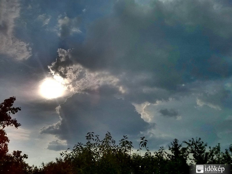 Erőtlen próbálkozás, de egy gyenge záporocskává kinőtte azért magát