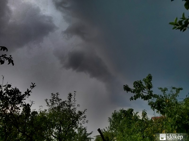 Peremfelhős zivatar érkezése Füzesabony felé