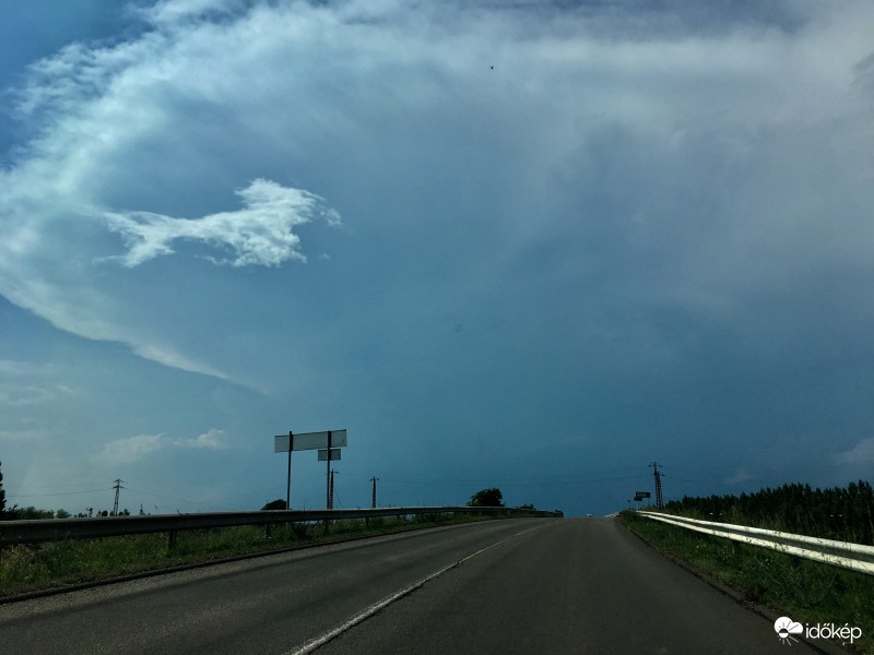 Demjén felől közelítő (szuper?)cella üllője