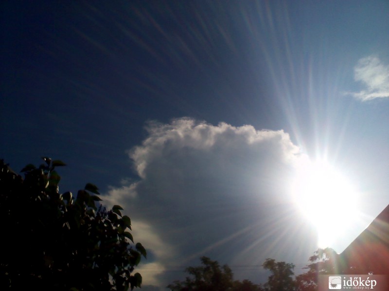 A Nap ragyogása, fejlődő zivatar üllője mellett