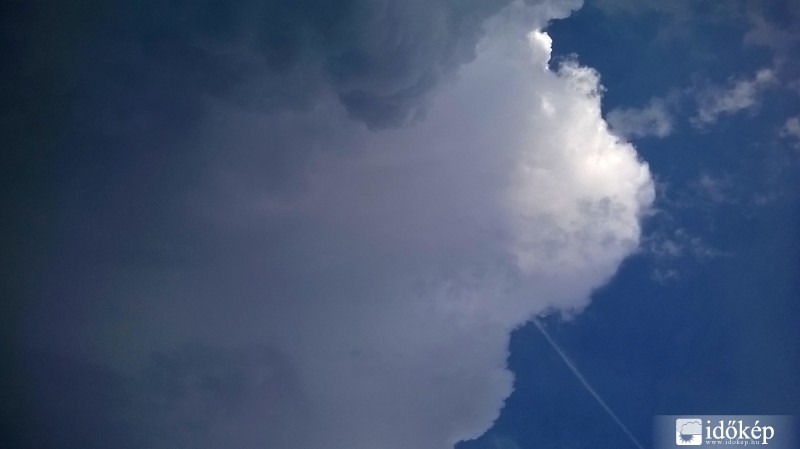 Zivatar terjeszkedő üllője a fejem fölött.