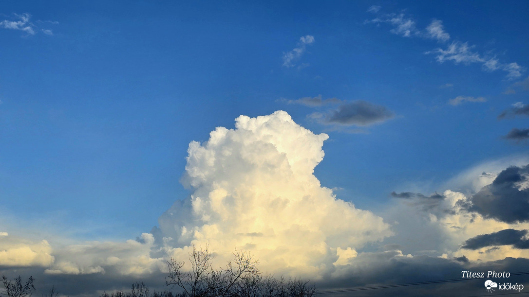 mai felhő
