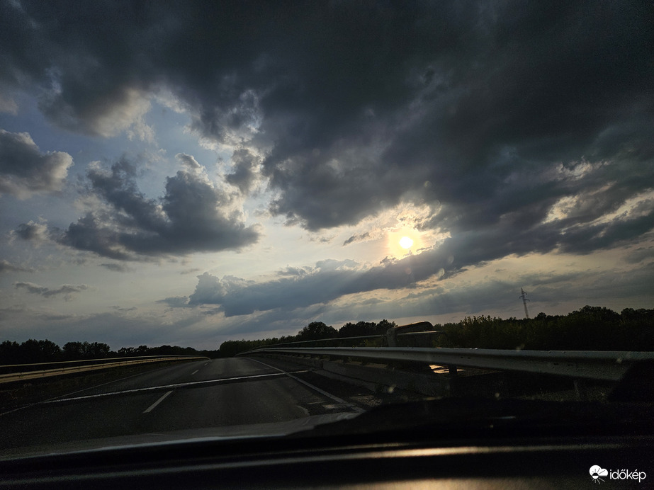 Felhős naplemente Békésben