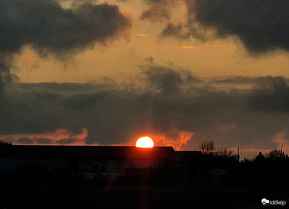 És előbújt mielőtt lement