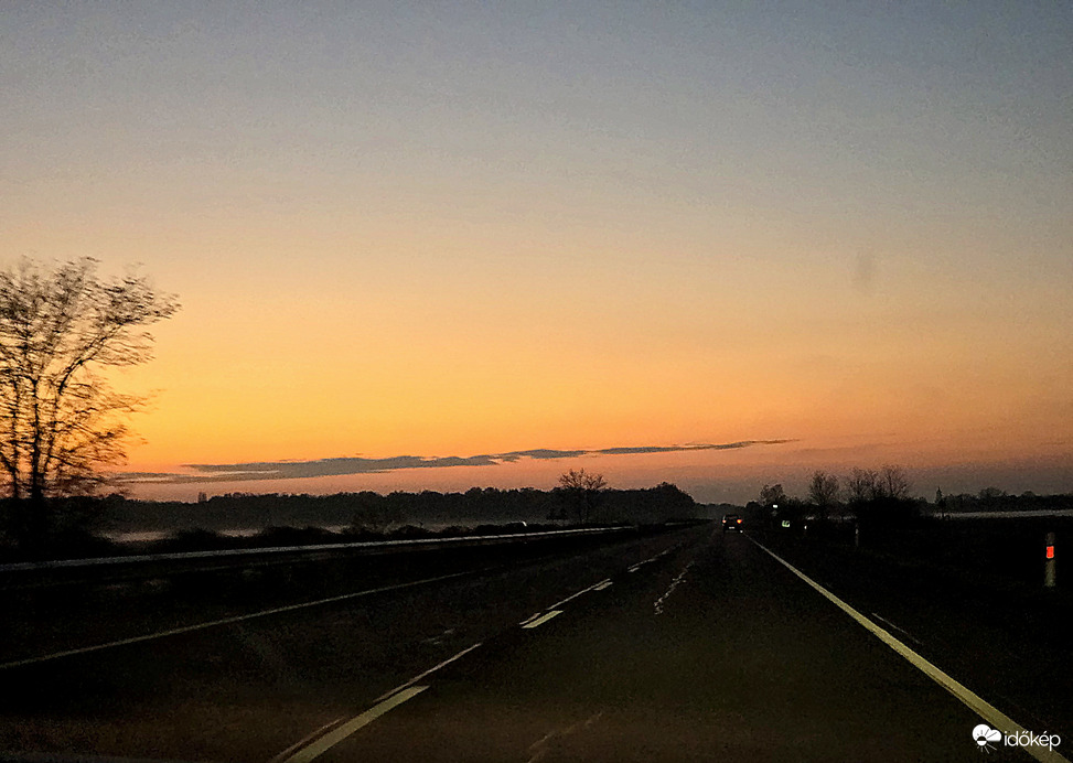 Naplemente és leszálló köd(a kép szélén)