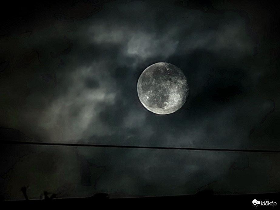 Felhős telihold
