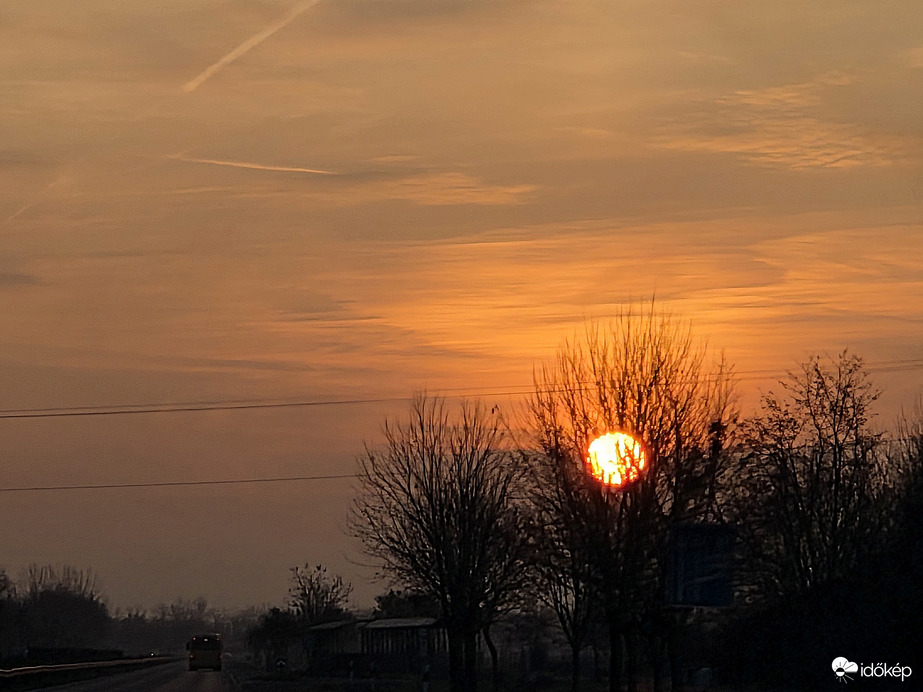 Felkelő, vöröses napkorong Gyulán
