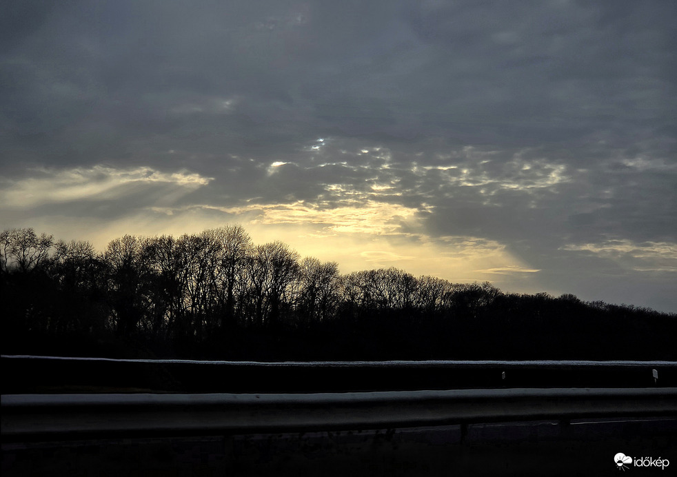 Naplemente Tyndall-sugarakkal (Gyula)