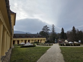 Valami közeledik...