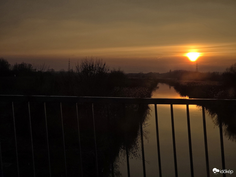 Tüzes naplemente az Alföldön