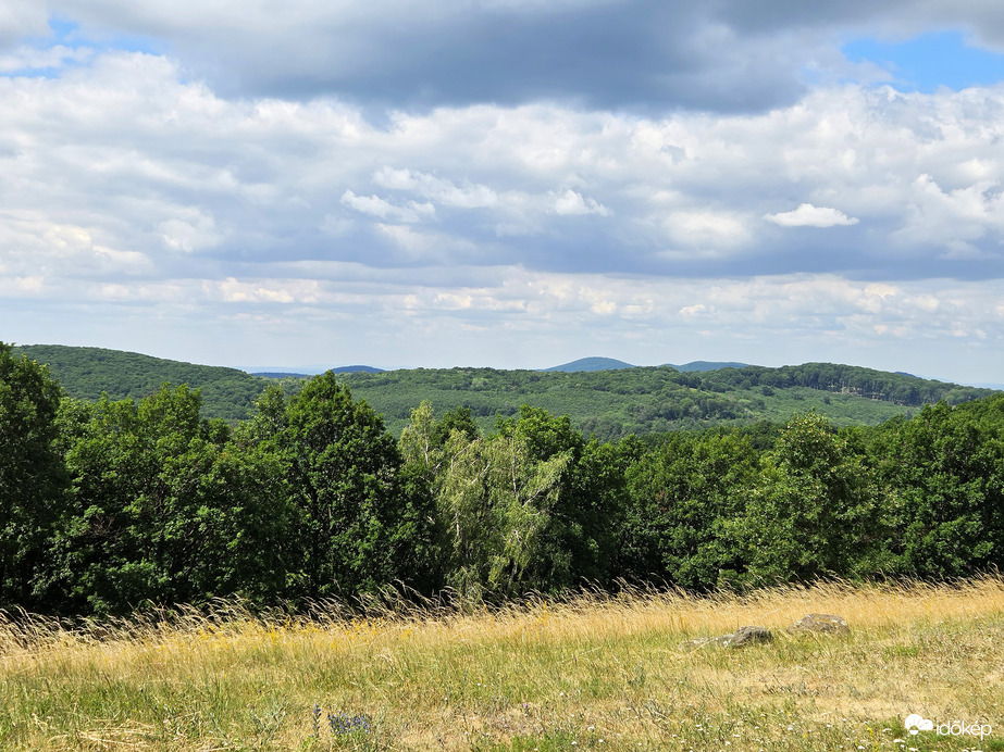Felhős nyári nap