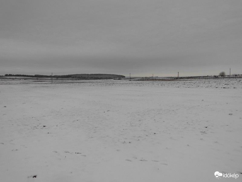 Ezen a képen látható a húfúvás eredménye itt a legvéknyabb a hóréteg a az udvarunkkal együtt