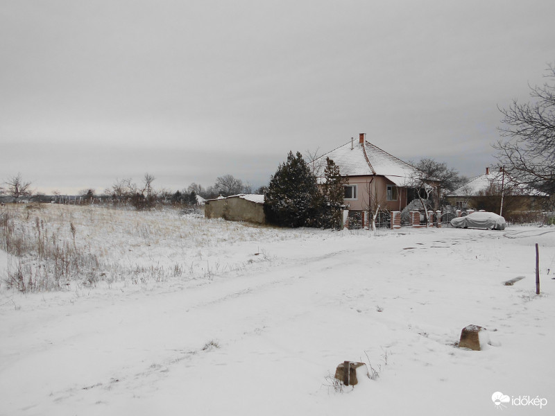 Ide hordta össze legjobban a havat a szél itt mértem 16 cm-es hóréteget a földút mögötti részen
