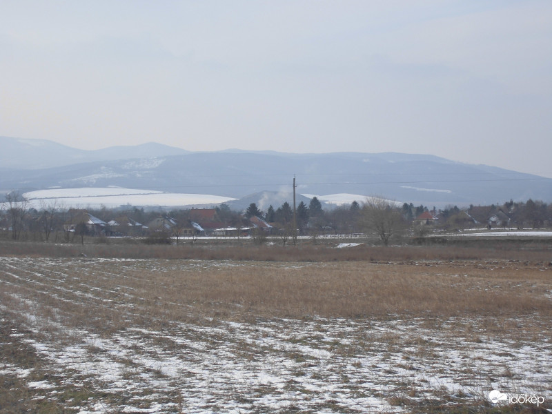 Verpelét Eger felőli oldala, háttérben a vulkáni kúp(Várhegy)