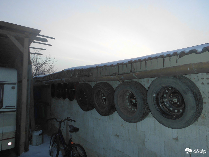 Jégcsapok a kátrányos hullámlemez-tetőn