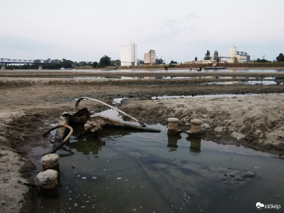 A Liget elsüllyedt gőzhajó orr-része a Dunában