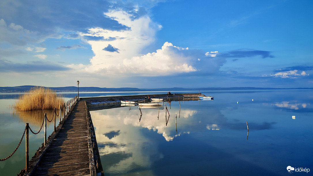 Jönnek -mennek a felhők 