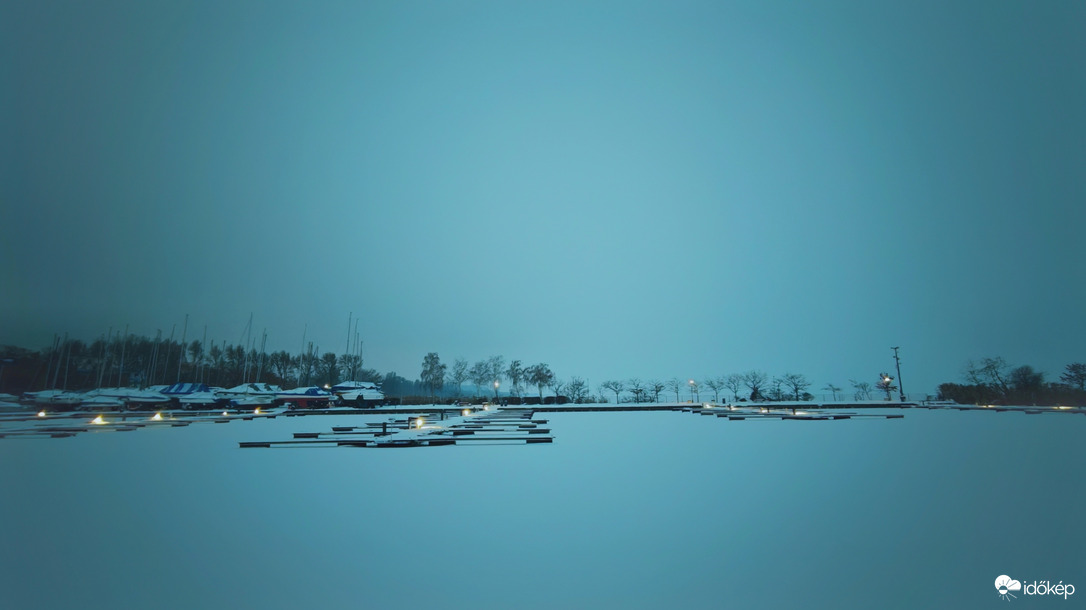 Csend ölelt át a mólón... 