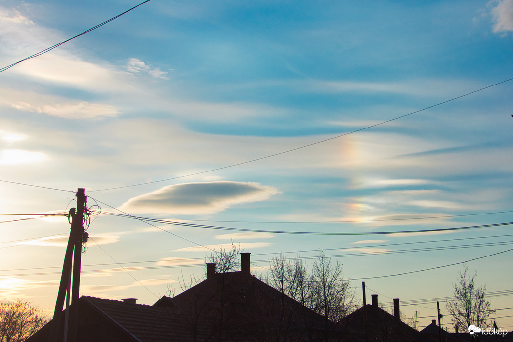Melléknap, szivárvány színekben Karcag felett