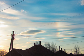 Melléknap, szivárvány színekben Karcag felett