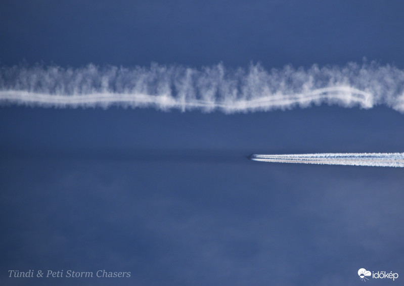 Mikor a csík húzza a repcsit, némi szélfútta kondenzzel :) 