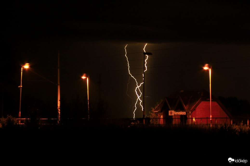 Cikázó villám a vasútállomás felett 