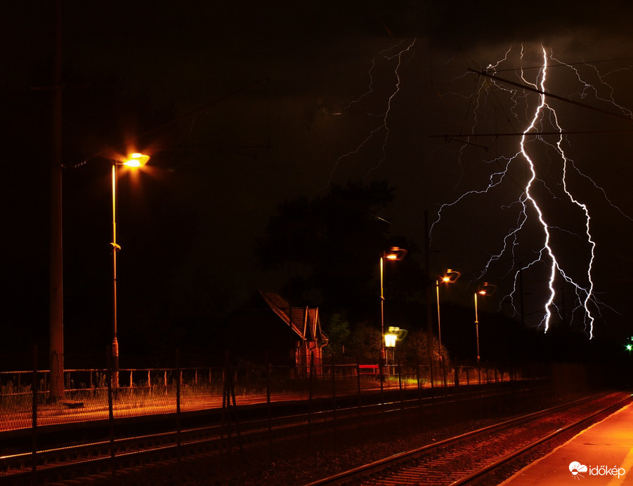Brutális lecsapó a vasútállomás felett 