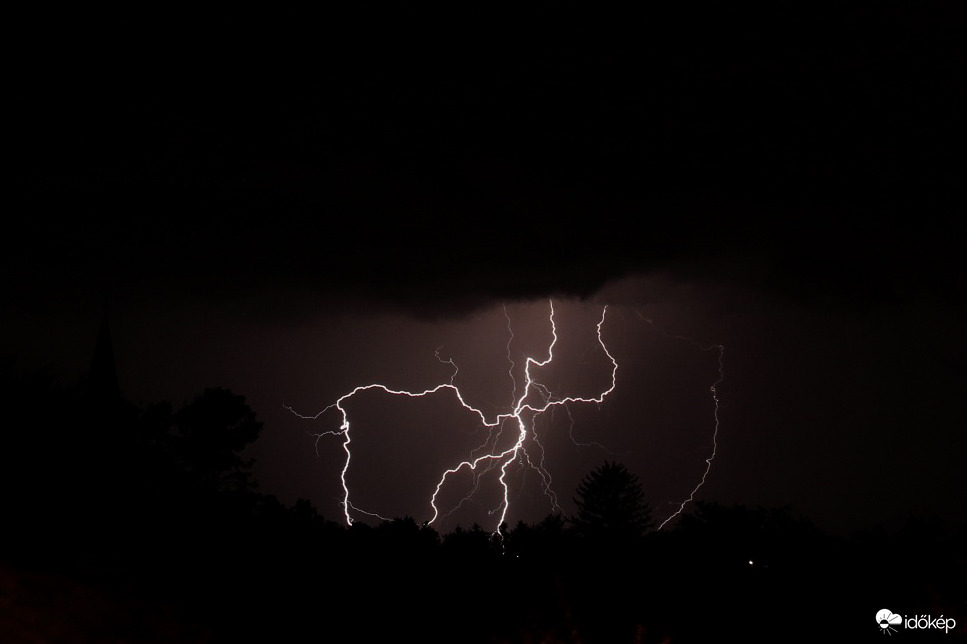 Brutálisan cikázó villám 