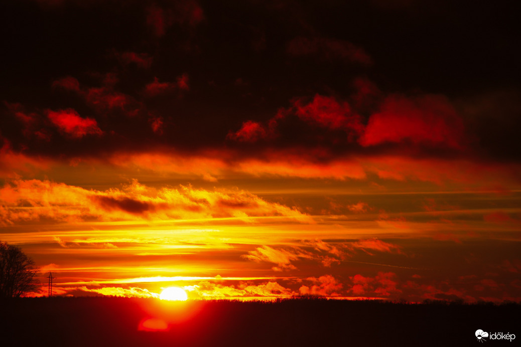 Lángoló égbolt Naplemente idején 