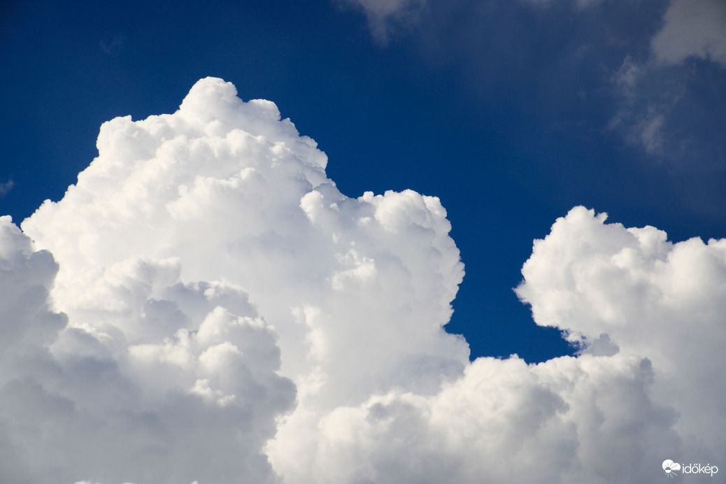 Tornyosuló gomolyfelhő