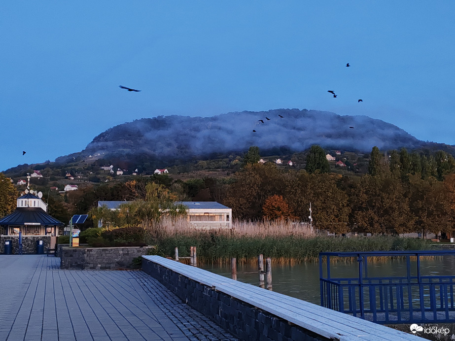 Ködös Badacsony reggeli órákban 