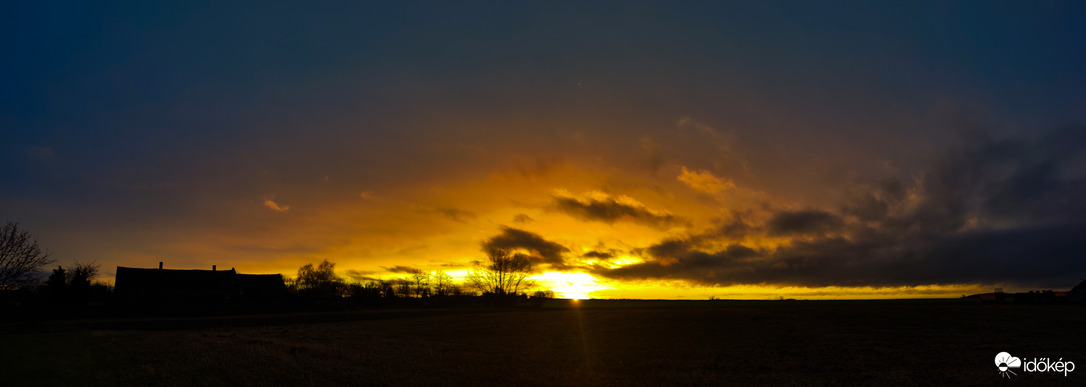 Lángoló égbolt Naplemente idején 