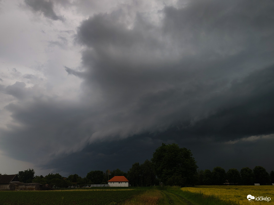 Megérkezett a szörny 