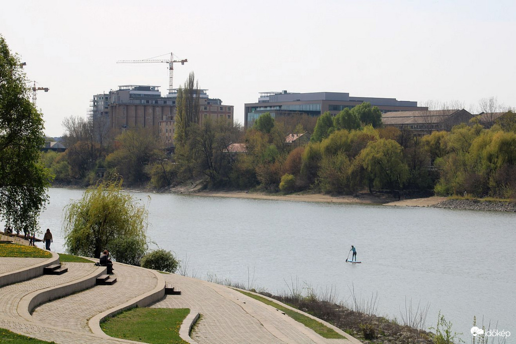 A gát öböl felöli oldala 