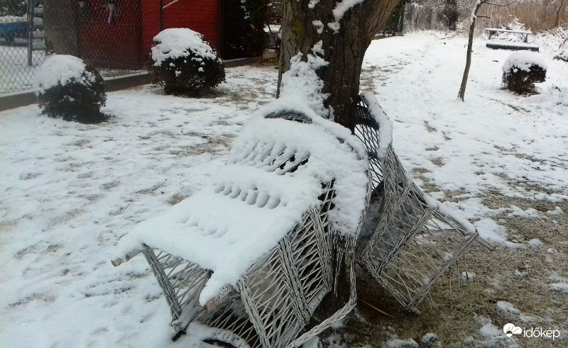 Pihen a szék, kikötötték..