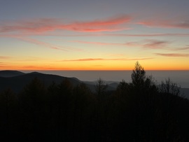 Bálványos naplemente ködpaplannal