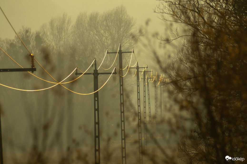 Ködös naplemente fényei