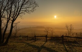 Napos, ködös napkelte