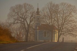 Kápolna a ködben...