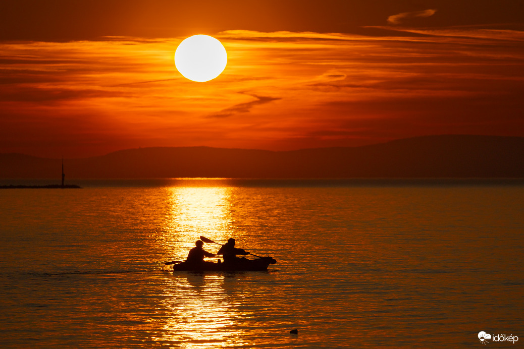 Kajakkal a napnyugtában