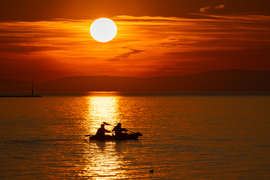 Kajakkal a napnyugtában