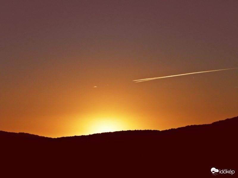 A mai felhőmentes naplemente