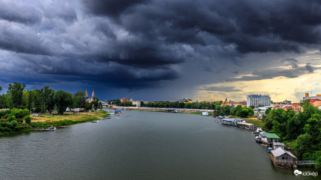 Zivatarfelhők a Tisza felett