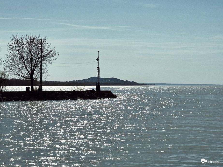 Fénylő gyöngyök a tó vizén