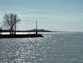 Fénylő gyöngyök a tó vizén